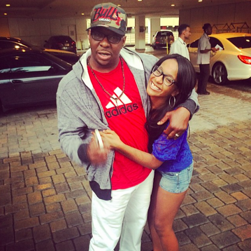 Bobbi Kristina Brown, ao lado do pai Bobby Brown. (foto: reprodução) 