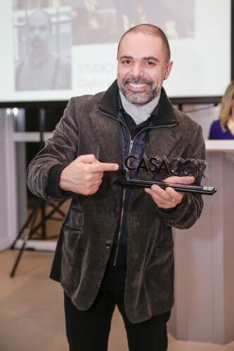 O arquiteto Carlos lemos foi muito festejado ao receber o prêmio. Foto: Vini Dalla Rosa/Divulgação