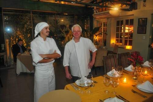  Cauê Durand e o pai, o chef Gerard Durand, durante a acolhida aos clientes no bonito jardim de inverno. (Foto: Livia Stumpf/especial)