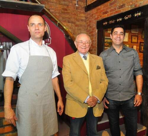 Christian Reis Nonnenmacher ao lado do pai, Schullas Nonnenmacher, e do irmão, Lucas Reis Nonnenmacher, recebeu os amigos na primeira noite de atividade do restaurante. Foto: Livia Stumpf/Especial