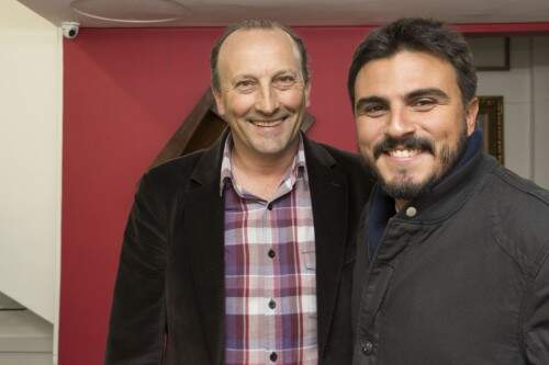 Dejair Salvador e Tiago Perlott durante os brindes com o escultor Rogério Baierle. (Foto: Nilton Santolin/divulgação)
