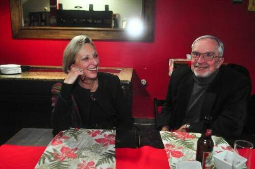 Doris Uhr Spohr e Rui Spohr aplaudiram a deliciosa jam session organizada por Günter Kleemann no Mundo à Rôle-Café Bistrô. Foto: Lívia Stumpf/Especial