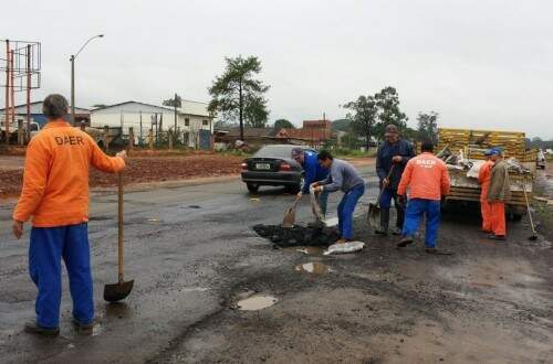 Daer realiza consertos na  ERS-118, entre Sapucaia do Sul e Cachoeirinha. (Foto: Daer/Divulgação)