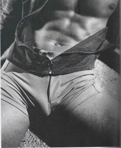 Edward Fogg apresentou trajes esportivos da grife Gucci no lançamento da coleção de 1996, em Los Angeles. Mario Testino fez o registro que faz parte do seu livro "Sir", que se torna objeto de desejo. Foto: Reprodução 