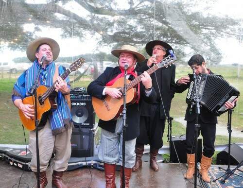 Erlon Pericles, Cristiano Quevedo, Jorge Freitas e Augustinho Munchen, entre outros músicos, brilharam com um repertório de canções dos pampas. Foto:  Livia Stumpf/Especial