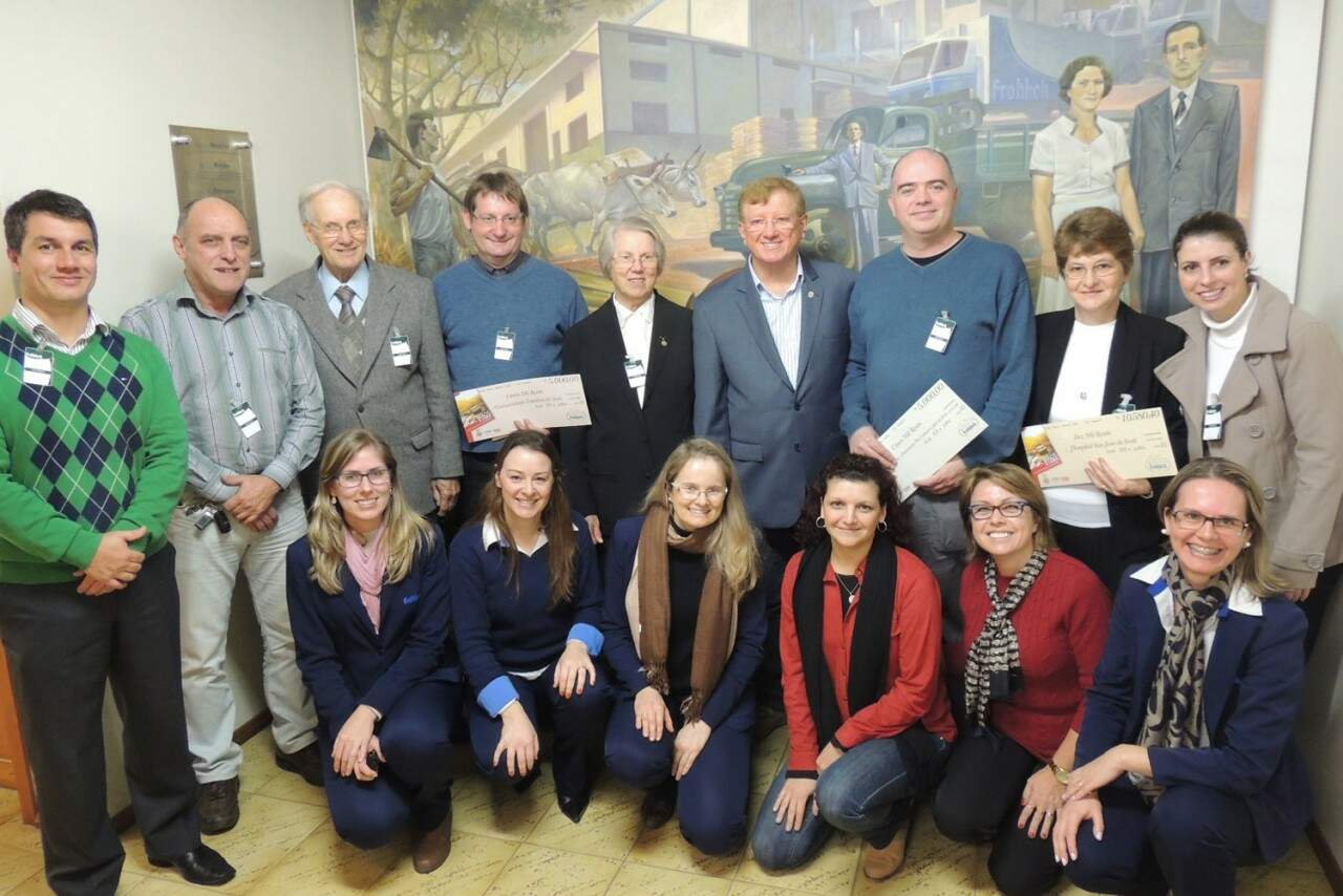 Lauro Carlos Fröhlich (ao centro), colaboradores e representantes das instituições que receberam cheque simbólico - Crédito Maico Bervanger