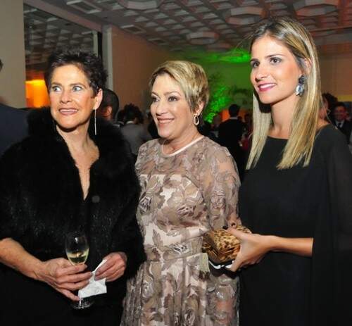 Maria Tereza Albuquerque, Yara Machado Paiva e Paula Carvalho durante o champanha que iniciou a noite no Plaza São Rafael. Foto: Livia Stumpf/Especial