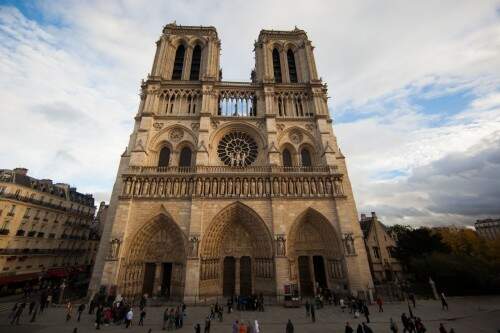 Imagens da Catedral de Notre Dame ficarão expostas à visitação até sexta (17). (Foto: Lisa Roos) 