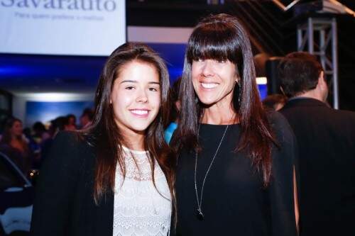 Catarina Busnello e a mãe, Renata Busnello, retornando de temporada no Rio de Janeiro, acompanharam a movimentada inauguração. (Foto: Lenara Petenuzzo/divulgação)