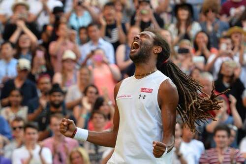 Tenista alemão comemora vitória sobre Nadal. (foto: Glyn Kirk/AFP)