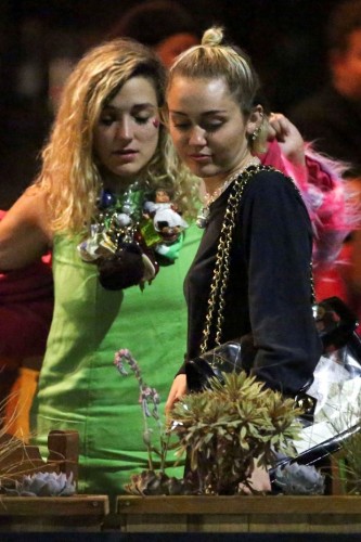 Elas foram vistas jantando em um restaurante mexicano na Califórnia. (foto: reprodução)