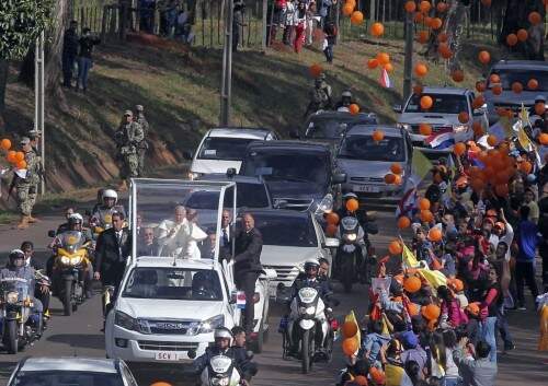 Papa Francisco acena para miltidão de fiéis em visita ao Paraguai. (foto: Nestor Robledo/AFP)