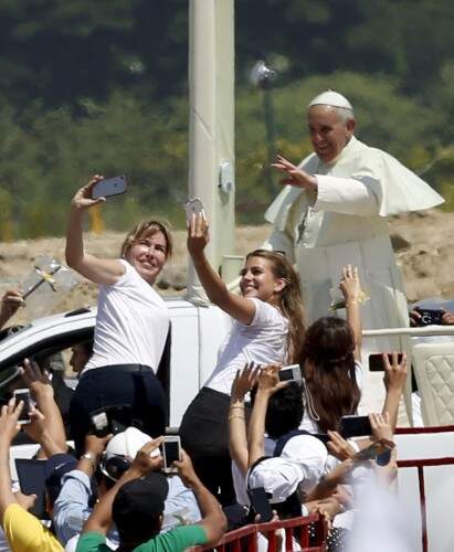 Papa Francisco posa para "selfie" no Equador.   (foto: Jose Miguel Gomez/Reuters)   