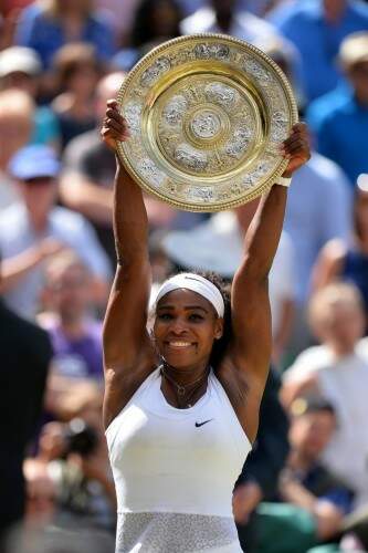 Serena William comemorou o título. (foto: Glyn Kirk/AFP)