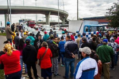 Mais de cem pessoas participaram do ato (Foto:  Jackson Ciceri/O Sul)