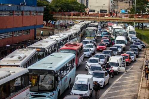 Longas filas se formaram no trânsito (Foto: Jackson Ciceri/O Sul)