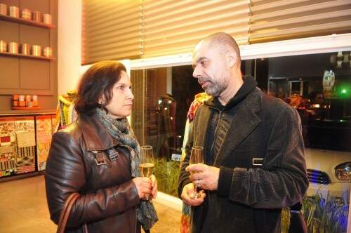 Silvia Barakat e o arquiteto Carlos Lemos durante o concorrido coquetel na Manjabosco. Foto: Livia Stumpf/Especial 