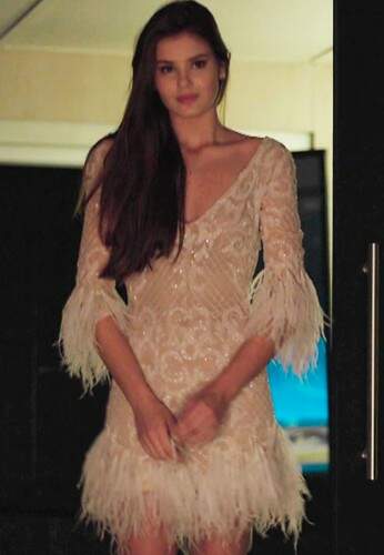 Camila Queiroz com vestido assinado por Marcelo Quadros. (Foto: Reprodução)