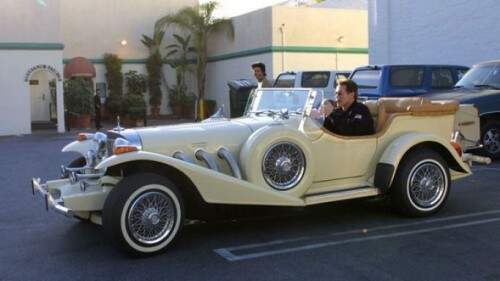 Arnold Schwarzenegger é colecionador do carro que é um dos símbolos do bom gosto nos Estados Unidos. Arnold foi fotografado num dos modelos do Excalibur que faz parte de seu acervo particular. Foto: Reprodução