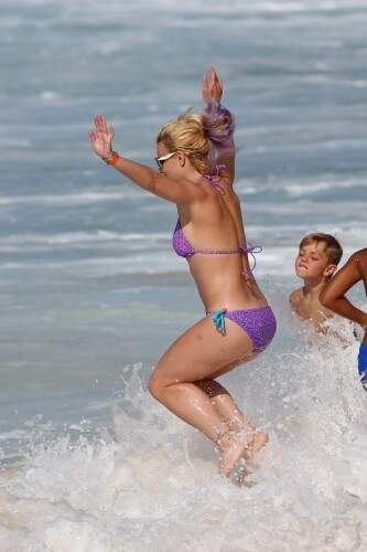 A cantora pulou ondinhas com os filhos no mar de Havaí (Foto: Reprodução) 
