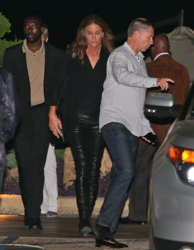 Ela jantou com amigos em Los Angeles.