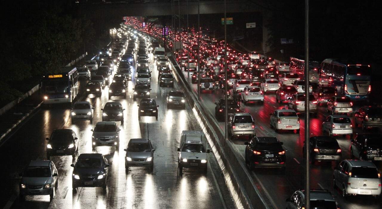 Trânsito no chuva