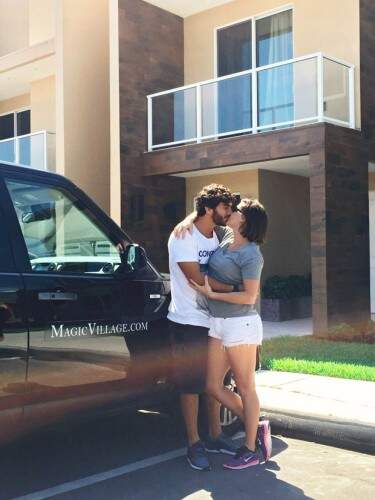 Casal aproveita viagem em clima de romance. (Foto: Reprodução) 