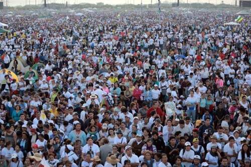 Cerca de 600 mil pessoas esperavam a chegada do papa no parque Los Samanes.  (Foto: Reprodução)