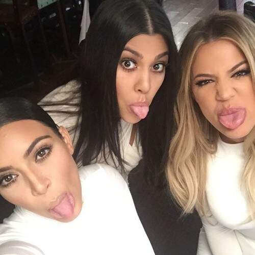 Khloe Kardashian (D), Kim Kardashian (E) e Kourtney Kardashian: careta para selfie (Foto: Reprodução)