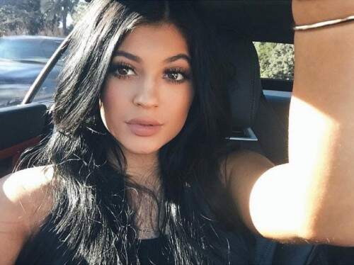 Socialite Kylie Jenner – irmã de Kim Kardashian – divulgou método  no qual consegue um inchaço temporário dos lábios por meio da sucção do ar de dentro de um copo ou de recipiente de acrílico. No entanto,  essa brincadeira não é nada saudável. Foto: Reprodução