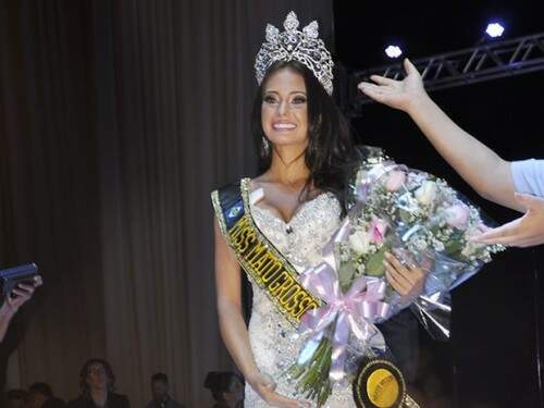 A modelo Camila Della Valle Obersteiner, de 22 anos, recebeu a faixa e a coroa este ano. (Foto: Reprodução)