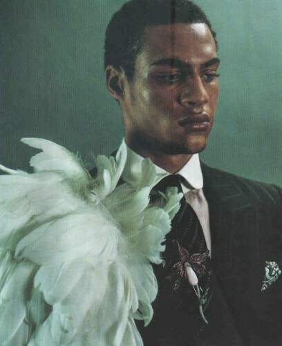 Elegância do modelo black impressionou Testino, que o fotografou em Londres, num evento fashion de 2003. É dos tantos homens negros que figuram na seleção masculina feita pelo fotógrafo.  Foto: Reprodução