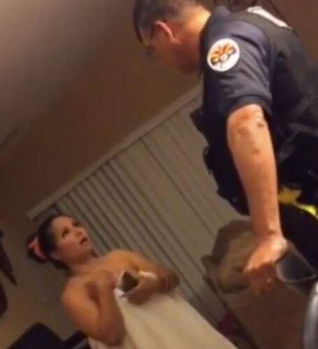 eralda Rossi havia saído do banho e estava apenas de toalha quando os policiais invadiram sua casa. Foto: Reprodução