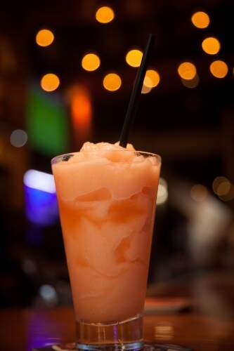 Wallaby Darned, drinque com espumante, pêssego, vodka e ingredientes exclusivos do Outback. (Foto: Divulgação)