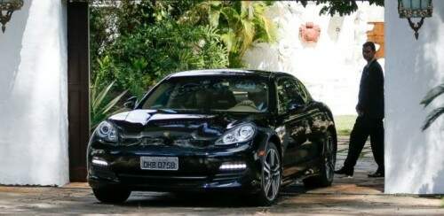 O automóvel mais “modesto” apreendido na Casa da Dinda é um Porsche Panamera S 2011/2012 que hoje vale pouco mais de 473 mil reais. (Foto: Reprodução)