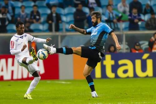 Grêmio perdeu muitas chances na primeira etapa (Foto: Jeferson Guareze/Futura Press/Folhapress)