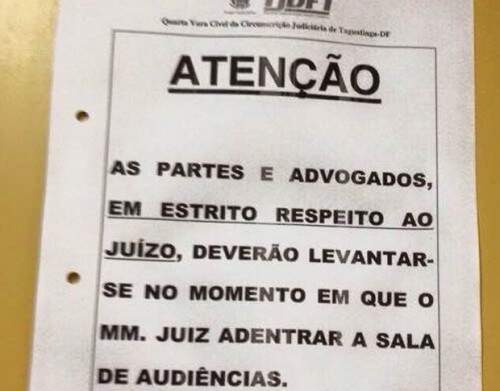 Cartaz foi retirado após repercussão do caso.(Foto: Reprodução)