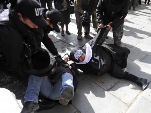 Manifestantes são reprimidas por policiais. (Foto: Jorge Bernal/AFP)