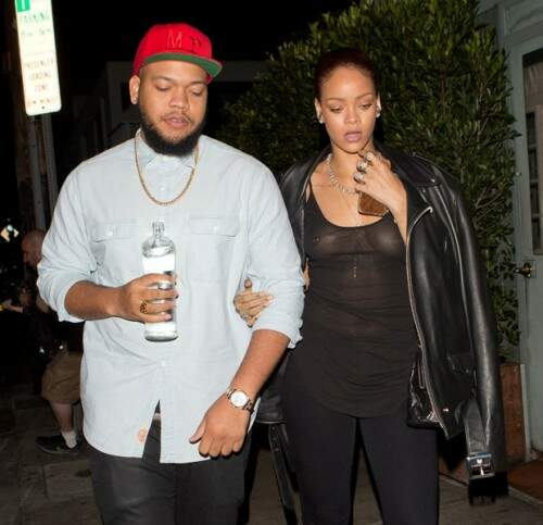 A morena estava acompanhada do irmão mais novo, Rorrey Fenty. Ao perceber o "deslize fashion", ela chegou a se cobrir com a jaqueta de couro Foto: Reprodução) 