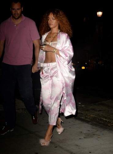 Rihanna é conhecida pelos looks diferentes.