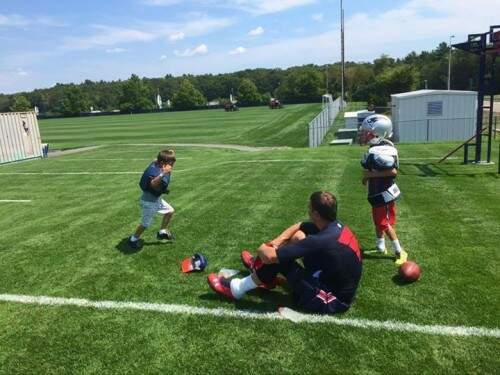 O jogador postou foto num campo de futebol com os filhos Benjamin, da relação com Gisele, e John, que teve com a ex-namorada Bridget Moynahan. (Foto: Reprodução)