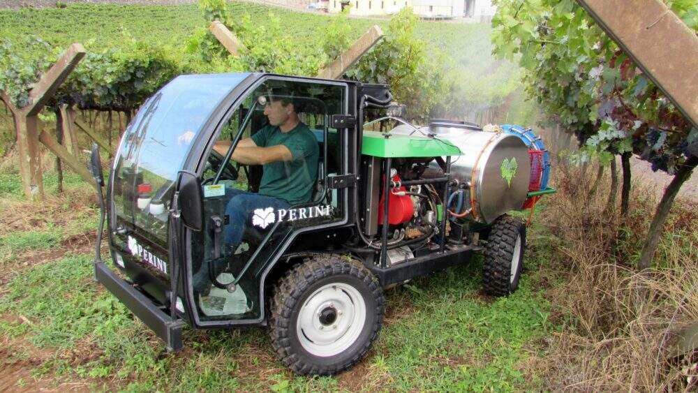 Vinícola Perini utiliza pulverizador que usa 30% menos de água