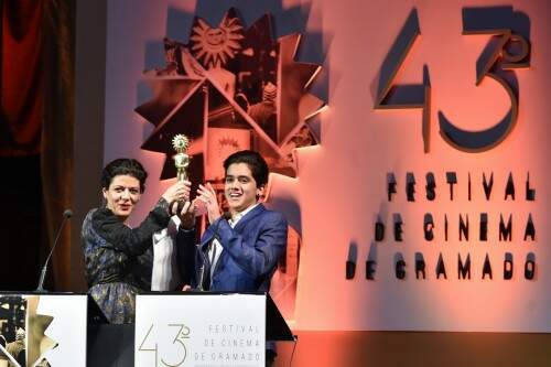 Equipe de “Ausência” recebe o prêmio de Melhor Filme. (Foto: Edison Vara/Agência PressPhoto) 