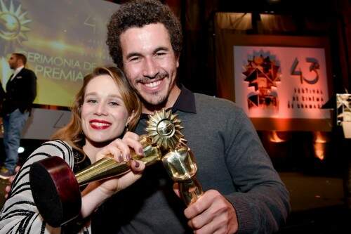 Os premiados como melhor atriz e melhor ator, Mariana Ximenes e Breno Nina. (Foto: Cleiton Thiele/Agência PressPhoto)