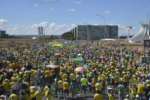Em Brasília, manifestantes passarm pela Esplanada dos Ministérios e se dirigiram para o Congresso (Foto: Valter Campanato/Agência Brasil)