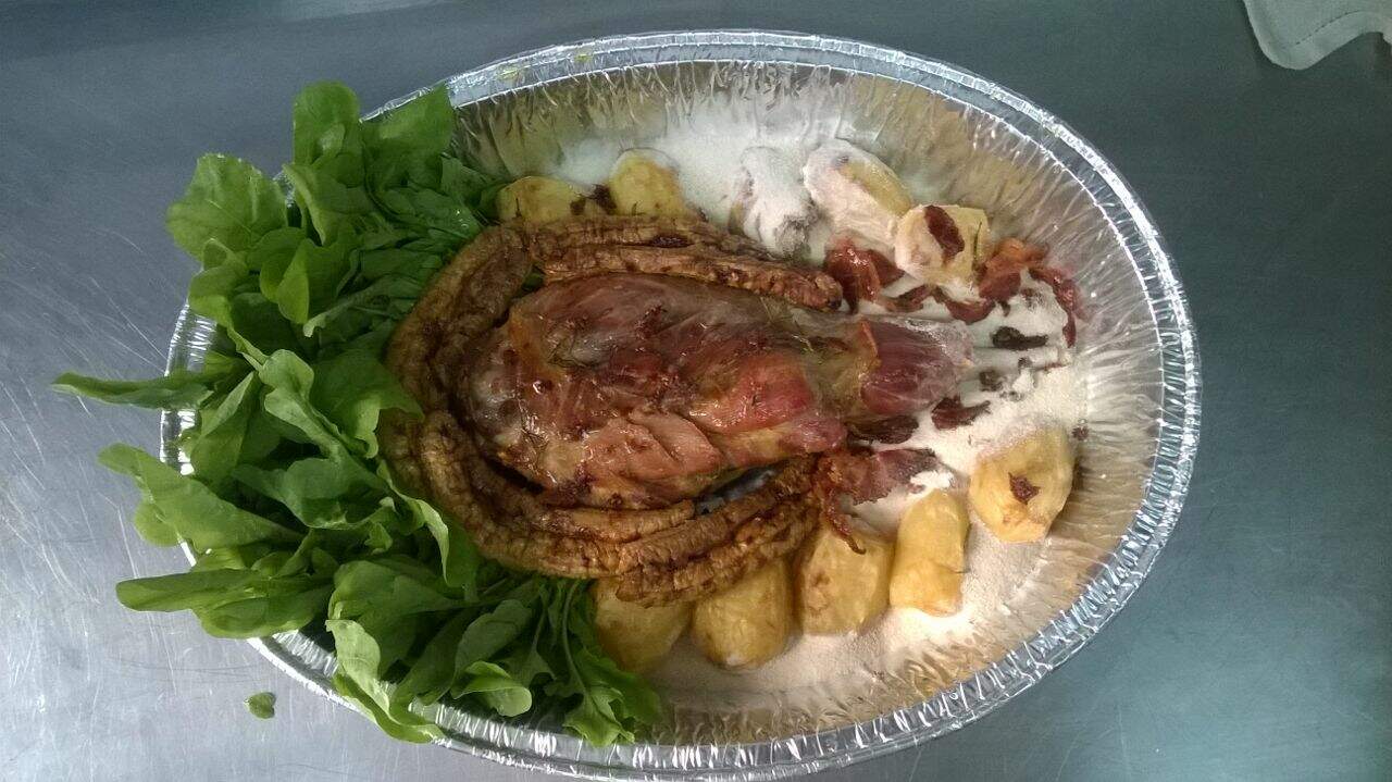 Cordeiro montado com rúcula, batata e farofa