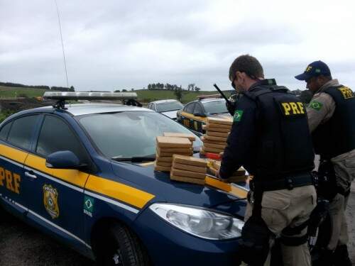 Os homens que trasportavam a droga  possuem extensa ficha criminal. (PRF/Divulgação)