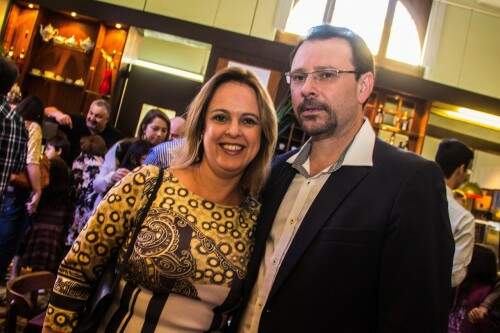 Syomara Bastian e Douglas Fischer tiveram a presença de muitos convidados no vernissage da coleção de fotos “As Cidades” no café do MARGS. (Foto:  Jackson Ciceri/ O Sul)