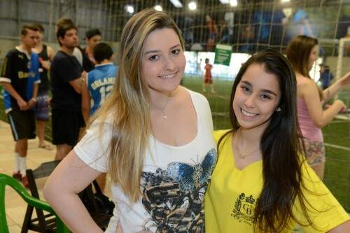 Nicole Mendes e Larissa Dib customizaram as t-shirts para o bate-bola. (Foto: Vanessa Capra/especial)