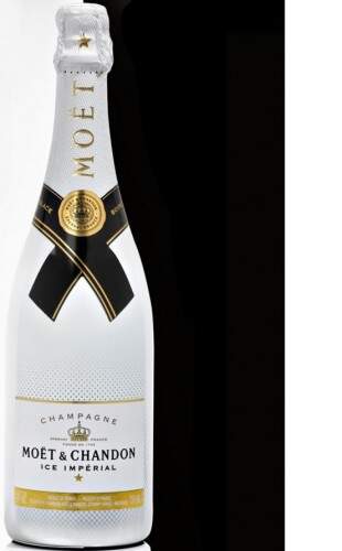 A Moët & Chandon ice imperial foi lançada neste verão europeu e Benoit Gouez, o chefe da cave da poderosa marca de champagne, comenta que este produto é especial para aqueles que gostam de colocar gelo para beber.O novo Moët Chandon não sofre alterações ao ser servido com gelo.Atende ao gosto do atual modismo. (Foto já no sistema do jornal e enviada por e-mail) (crédito: reprodução) Os puristas torcem o nariz, pois temem a modificação do champagne,o que a Moë &Chandon garante evitar com o novo produto especial. (Foto: divulgação)